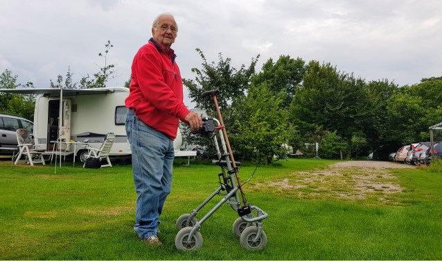 Egbert Huttinga (95) voor de caravan van hem en zijn vrouw Willy (93) op camping Wiemelinkhof in Hengelo. Foto: Luuk Stam