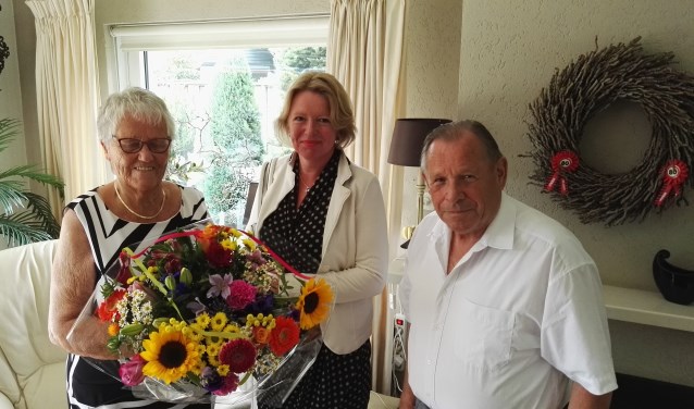 Het echtpaar Everink-Krooshof met wethouder Hoytink. Foto: Rob Weeber