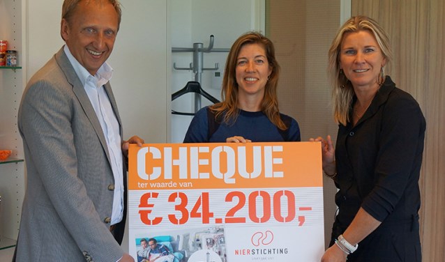 Gerard Koning, commercieel directeur Coop reikt de cheque uit aan Sanne Rademakers en Corinne Hamming (r) van de Nierstichting. Foto: PR