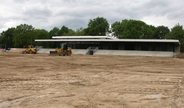Bij DZC `68 op Sportpark Zuid is afgelopen week gestart met de aanleg van het nieuwe kunstgrasveld; Op de achtergrond het nieuwe clubgebouw met tribune. Foto: John van der Kamp