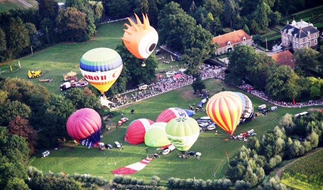 Höfteballooning bij kasteel Warmelo levert een mooi schouwspel en veel vermaak op. Foto: PR