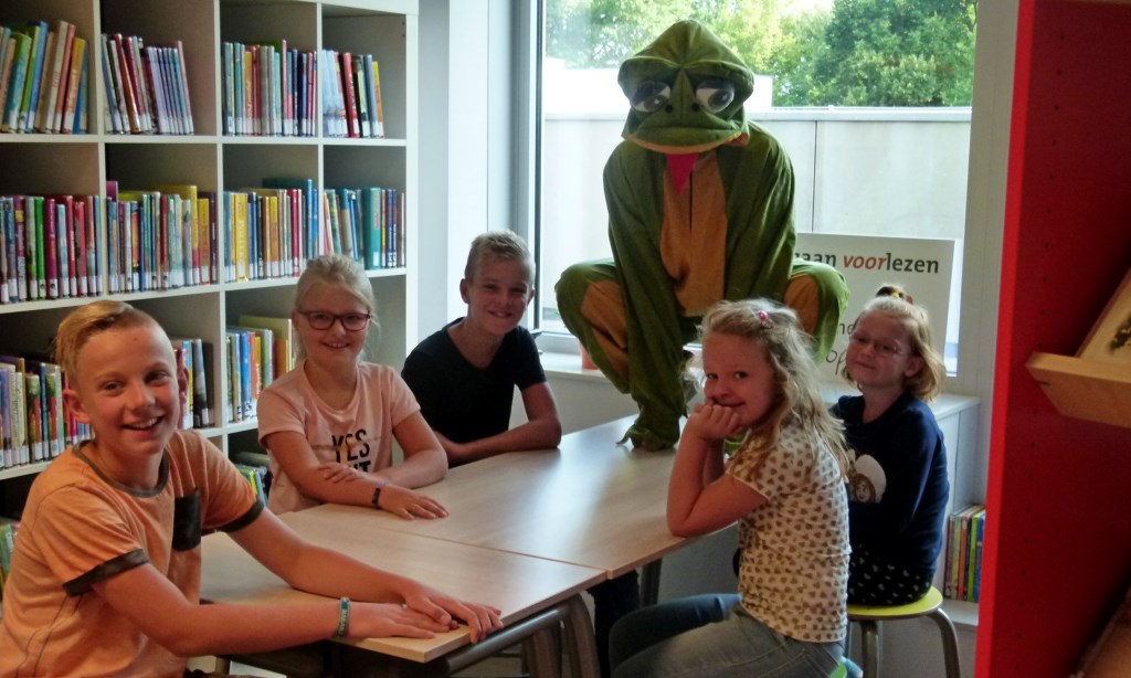 Kikker is hoofdpersoon van vele kinderboeken en mocht daarom niet ontbreken bij de opening van de nieuwe schoolbibliotheek. Foto: PR
