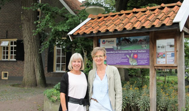 Marjan Roerdinkveldboom en Dini Veerbeek (rechts) buiten bij De Ahof, waar de Vrijwilligersmarkt plaatsvindt. Foto: Lydia ter Welle