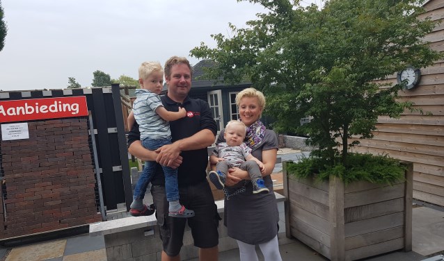 Léon te Winkel, zijn vrouw Suzanne te Winkel en de kinderen, in de showtuin. Foto: Kyra Broshuis