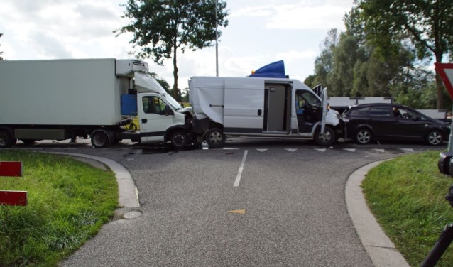 Bij de aanrijding raakten vier auto's beschadigd. Foto: News United / 112 Achterhoek-nieuws