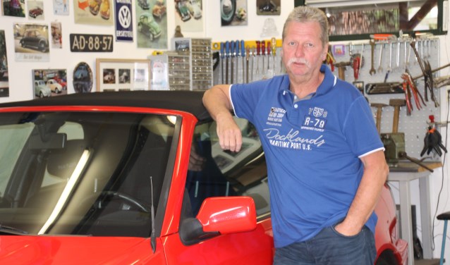 Bennie ten Pas bij de cabrio waarin hij soms ook cliënten meeneemt voor een ritje. Foto: Cettela Slootmans
