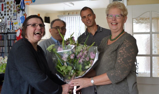 Marina van der Zee (links) krijgt de bloemen van wethouder Coby Pennings. Naast haar Rob van der Zee en Ben Dull. Foto: PR
