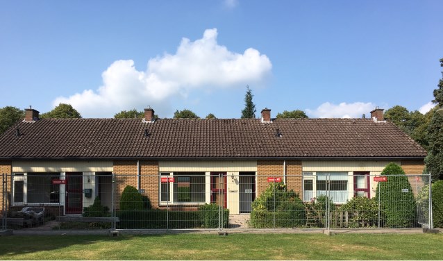 Te renoveren woningen, bouwhekken zijn geplaatst. Foto: PR