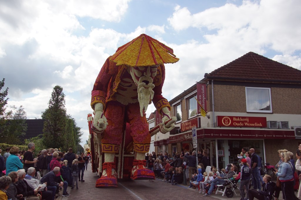 'Licht Transport' van groep Teeuws winnaar bloemencorso 2017. Foto: Frank Vinkenvleugel