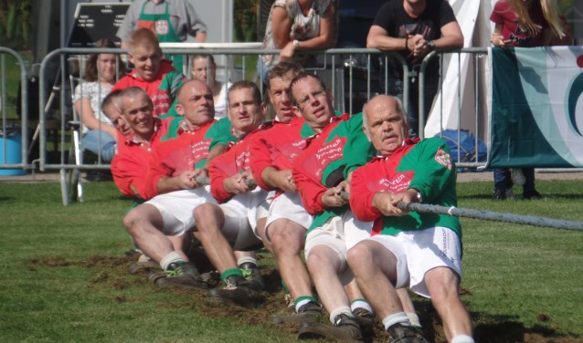 De Vordense touwtrekmannen in actie tijdens het thuistoernooi op het Medler. Foto: Jan Hendriksen.