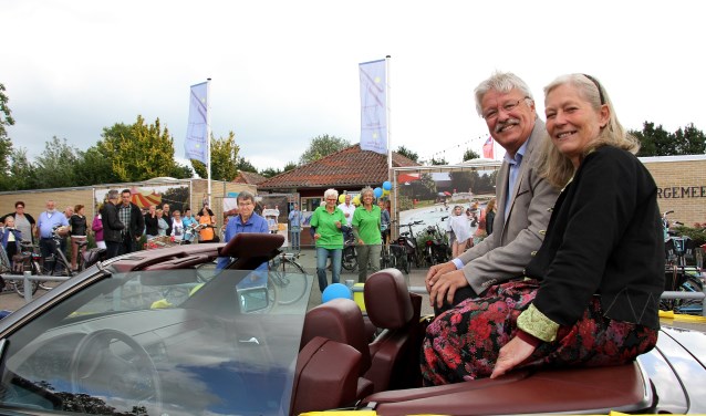 Bert-Jan Westendorp en zijn vrouw Yvonne komen na een rondrit aan bij het zwembad in Steenderen. Foto: Liesbeth Spaansen