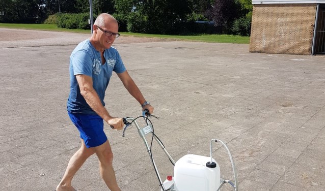Erik met zijn geliefde karretje om de lijnen mee te trekken over de route. Foto: PR
