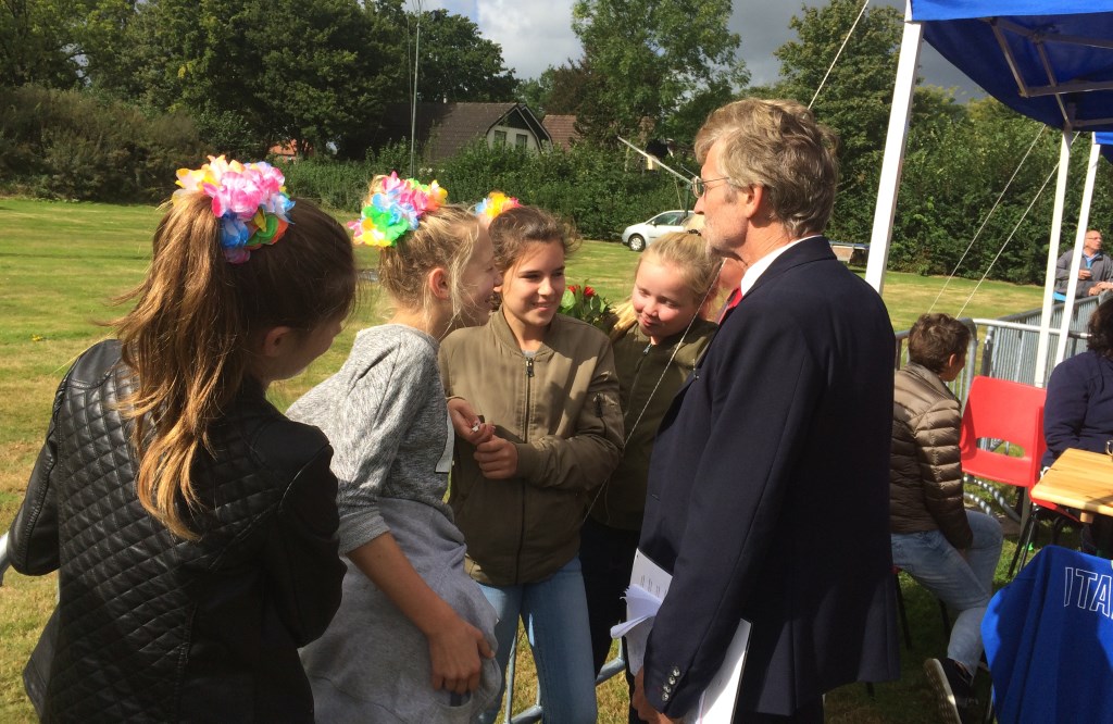 Jeugdkoningin Fleur (midden) praat met de voorzitter Bennie Heutinck van de schutterij. Foto: Barbara Parvinati
