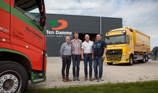 De directie van beide bedrijven bij het bedrijfspand van Ten Damme op de Laarberg. Foto: PR