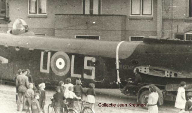 Short Stirling door Kerkstraat Hengelo. Archieffoto: PR