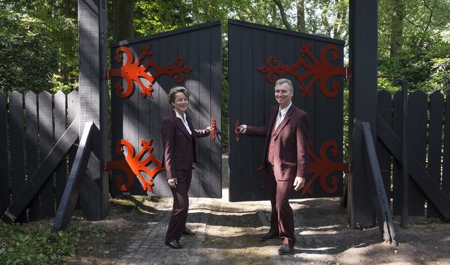 Sonja en Gert Brinkhorst openen de deuren van landgoed Het Aamschot, waar Crematorium Hart van Berkelland is gevestigd. Foto: Gerard Mühlradt Fotografie
