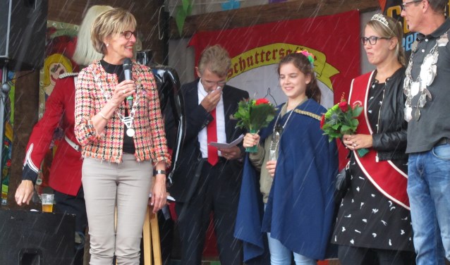 Burgemeester Annette Bronsvoort spreekt de jeugdkoningin en de schutterskoning toe. Foto: Barbara Pavinat