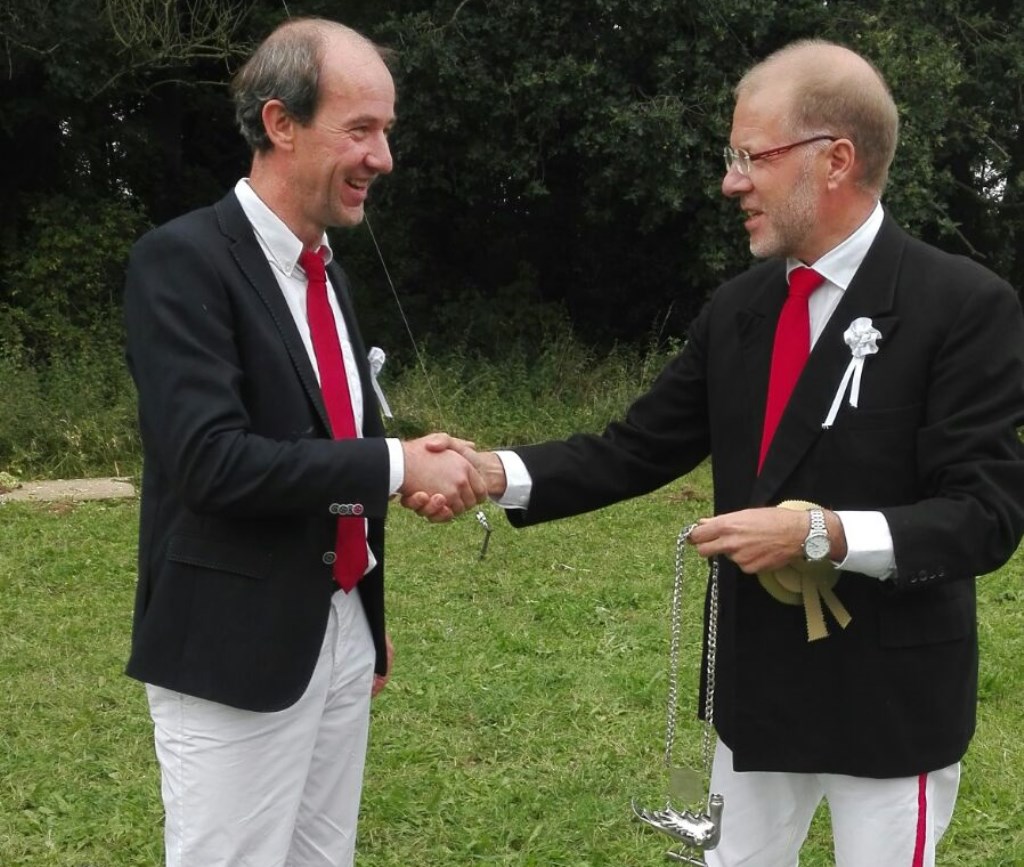 Schutterskoning 2017 Jasper Huetink krijgt van Henk Harmsen het koningszilver omgehangen. Foto: Jan Bijvank