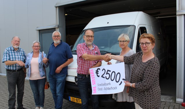 De Solsisters overhandigen de symbolische cheque aan de voedselbank. Foto: PR