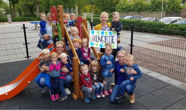 De peuterleidsters onthulden de nieuwe naam van de peuteropvang. Foto: Luuk Stam