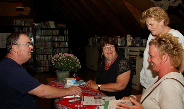 Co Eppink signeert zijn boek in de Flopbieb. Foto: Liesbeth Spaansen