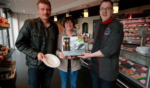 André en Jacquelien Schilderink uit Beltrum krijgen de 'gedekte tafel' uitgereikt van Vincent Gosselink. Foto: PR