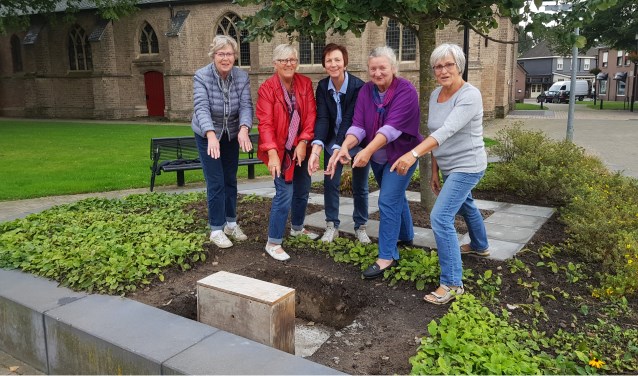 Dankzij Truus Teunissen, Toos Bijenhof, Betsy van den Berg, Monique Schieman en Riet Harmsen (v.l.n.r.) brandt de vredesvlam vanaf volgende week in Hengelo. Foto: Luuk Stam