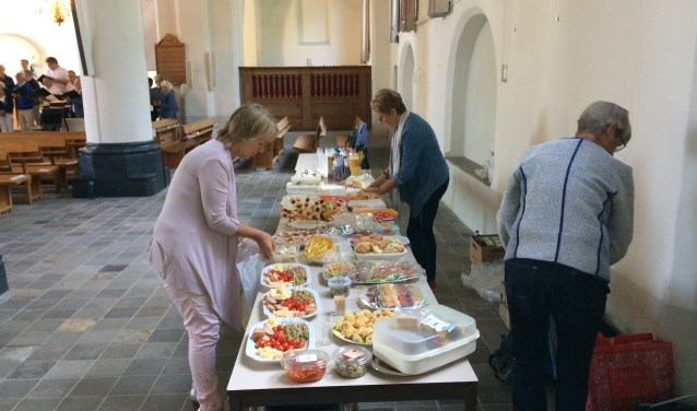 Proeven van de hapjes na de kerkproeverij. Foto: PR