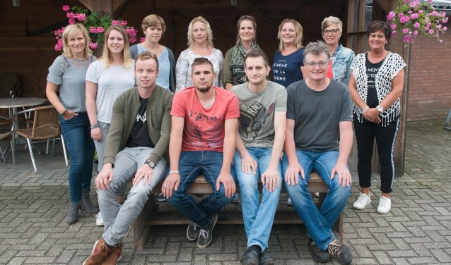 Toneelgroep Veldhoek brengt onder leiding van regisseuse Ingrid Sweers (staand links) het blijspel 'De sok van Opa Keuterboer'. Foto: PR