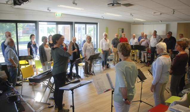 Zangpedagoge Ellen Pieterse werkt met veel energie samen met Classic WM diverse concertstukken door. Links Emile Engel en Evert-Jan de Groot. Foto: Ans ter Horst