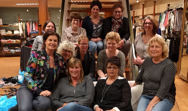 De dames van de ClédingkanTine verzorgen de kledingbeurs. Foto: PR
