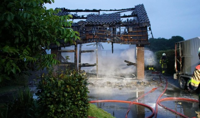 Schuur met caravans in Keijenborg ging verloren. Foto: News United / 112 Achterhoek-nieuws