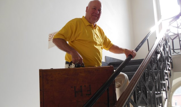 Jo Häcker torst de 'Koffer uit Riga', waarvan de inhoud hem na grondige inspectie bewoog zijn familiehistorie te koppelen aan de geschiedenis van Europa. Foto: Eric Klop