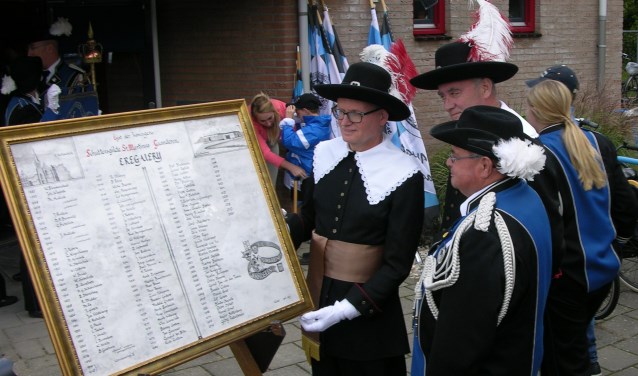 Wim Land en Simon Dekker overhandigen de plaquette aan voorzitter Gerard Huntink (vlnr). Foto: John van der Kamp