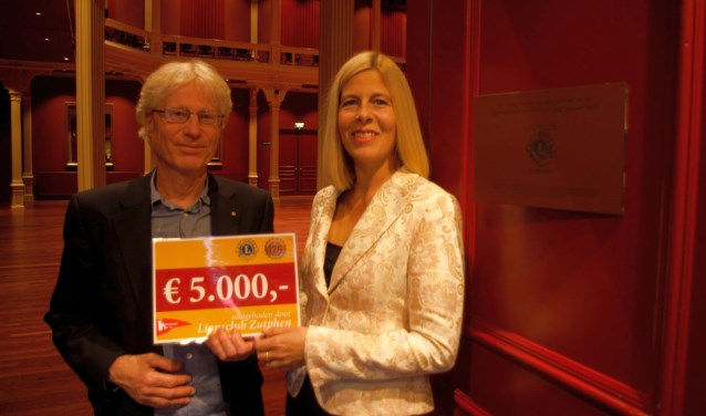 Jan Jansen en Miriam van Tiel naast de plaquette. Foto: Meike Wesselink