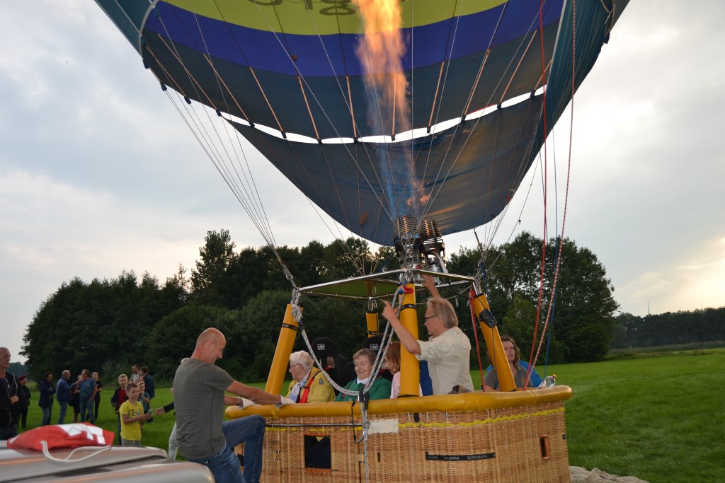 De dames zijn klaar voor de ballonvaart. Foto: Karin Stronks