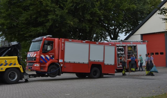 De brandweerwagen wordt afgesleept. Foto: Ginopress