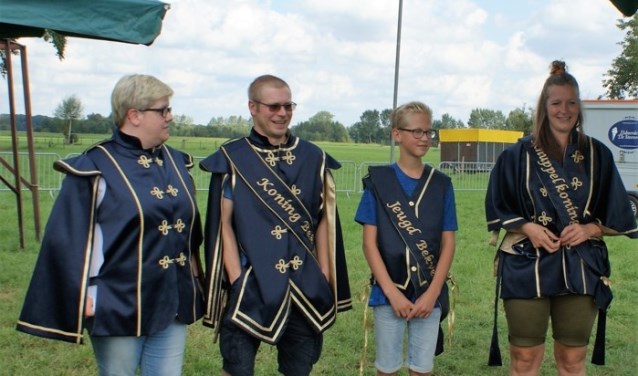 Schutterskoning Dinant Riefel met partner Hilde Tijsen, Schuttersjeugdkoning Bart van Nieuwland en Knuppelkoningin Judith Smeitink. Foto: Leo van Dam