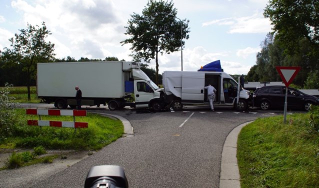 Vier voertuigen knalden op elkaar bij Heelweg. Foto: NewsUnited