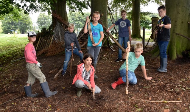 De Dorp Boakies leggen even de bouw stil voor de foto. Staand: Koen, Simon, Sander, Jordi en Bjarne. Zittend: Puk en Jeroen. Foto: Alice Rouwhorst