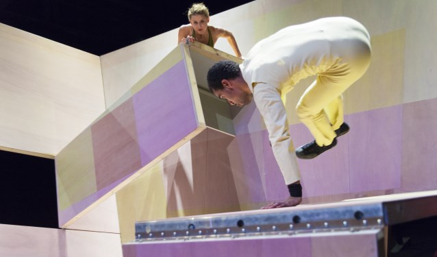 Acrobatische toeren in een bijzonder decor. Foto: Casper Koster