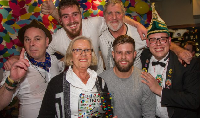 De winnaars van het Tröntjesfestival met in hun midden Ina Muetstege, die de Chris Muetstege bokaal uitreikte op het Tröntjesfestival. Foto: Marcel Houwer
