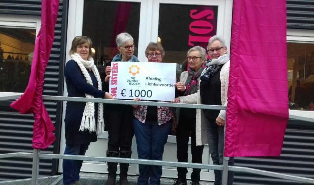 Een delegatie van het bestuur neemt de cheque in ontvangst van de Sol Sisters. Foto: PR