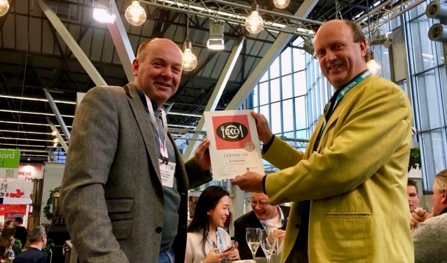 Eric van Veluwen, medeoprichter van de Goede Snackbar, met Andre Brouwer (r) van stichting EKO-keurmerk. Foto: PR
