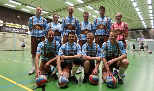 Als Oktoberfest-liefhebber en eigenaar van de webshop lederhosenwinkel.nl heeft Pim Michels (vooraan, tweede van links) zijn volleybalteam in het nieuw gestoken. Foto: Luuk Stam
