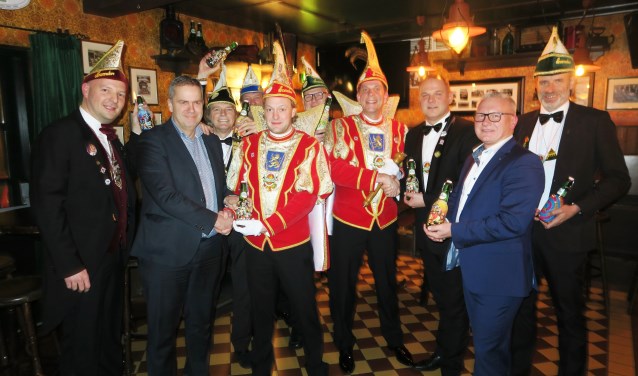 De overhandiging van de Grolsch jubileum beugel aan stadsprins Henk-Jan I en stadsadjudant Maurice. Foto: Theo Huijskes