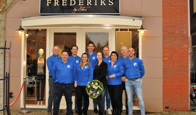 Jessi en het bestuur van V en AV Pax in nieuwe blouses. Foto: PR