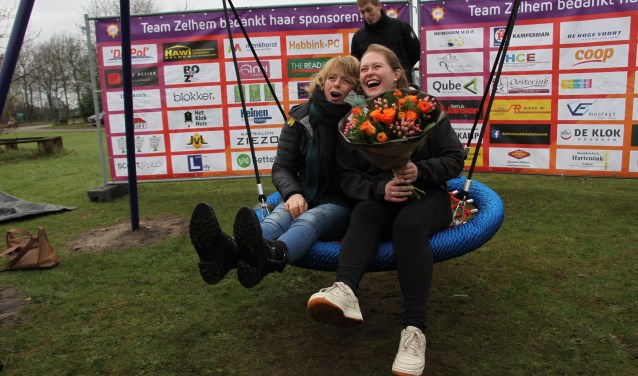 Angelique Krüger en Rianne Groot Roessink proberen de schommel uit. Foto: Liesbeth Spaansen