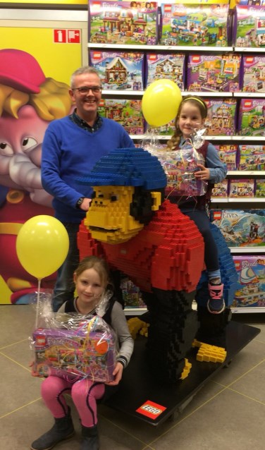 Jade (op de Lego-aap) en Maureen, met de mooie prijs die zij in ontvangst mochten nemen van Marcel Geling. Foto: PR