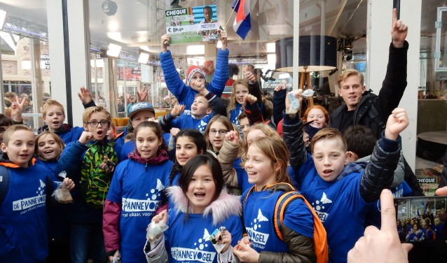 Leerlingen van groep 6 van de Pannevogel doneren bij het Glazen Huis. Foto: PR